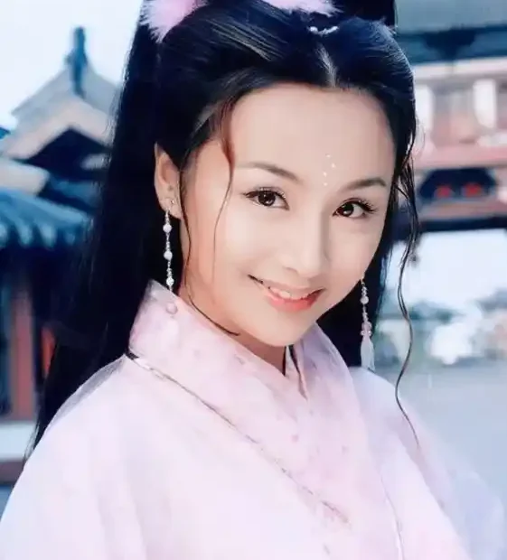 曹颖饰演《乌龙闯情关》中霍水仙的角色