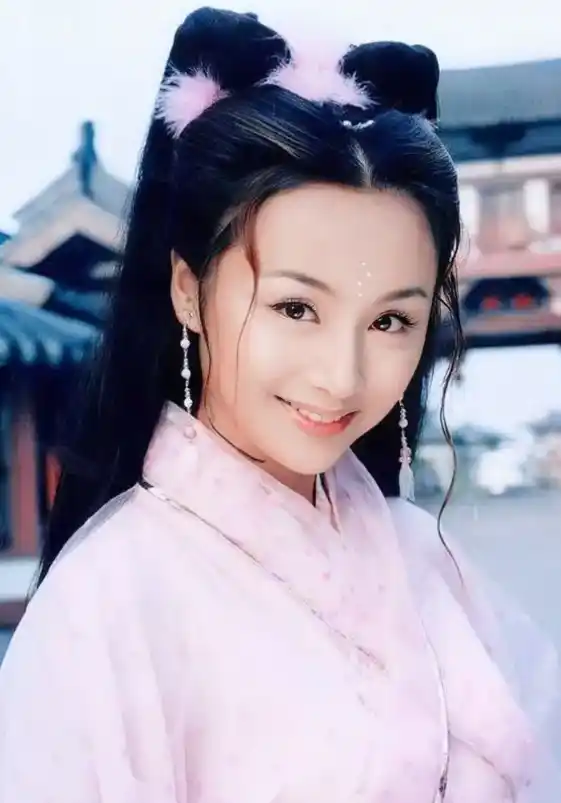 曹颖饰演《乌龙闯情关》中霍水仙的角色