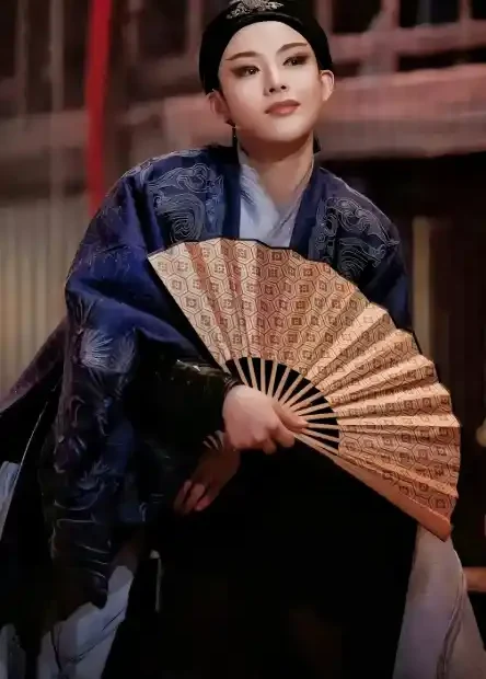 陈丽君一跪封神