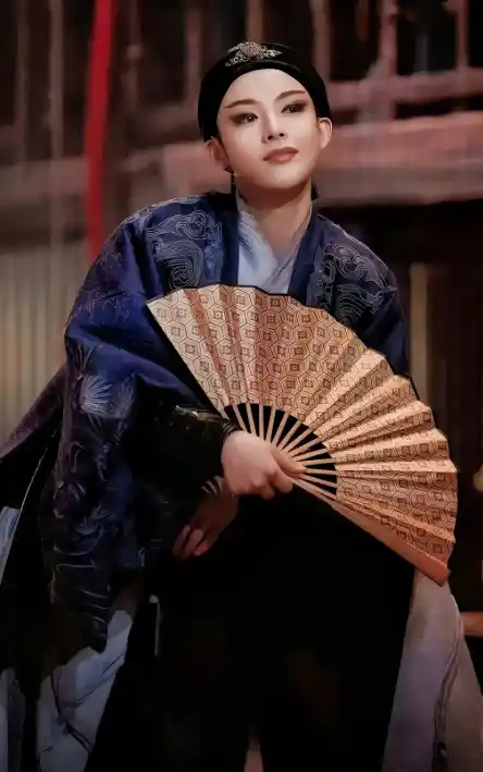 陈丽君一跪封神