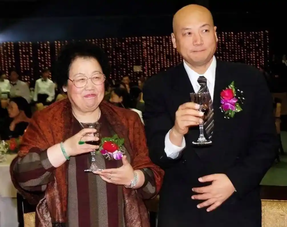 迟重瑞主动放弃陈丽华名下所有家产