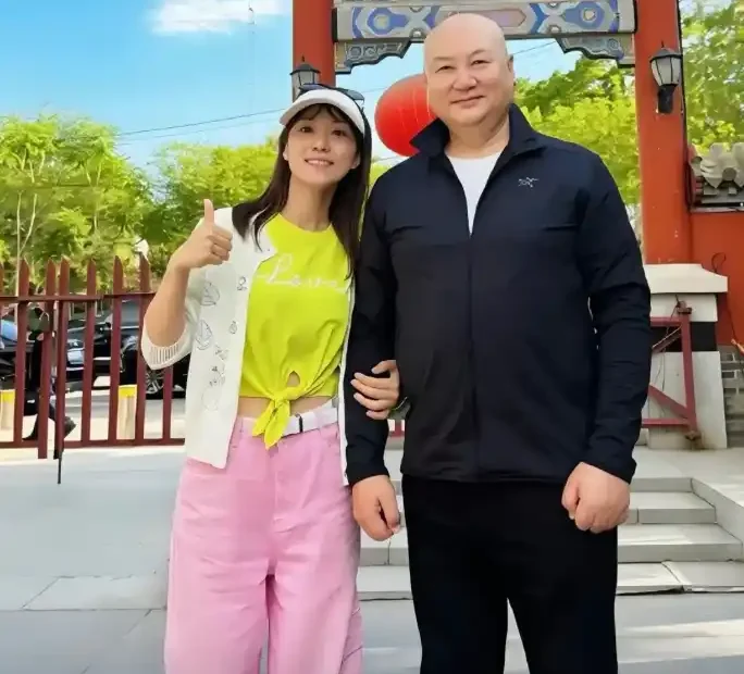 迟重瑞与生活助理在一起