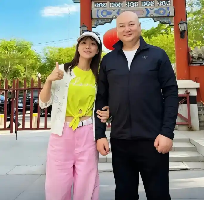 迟重瑞与生活助理在一起
