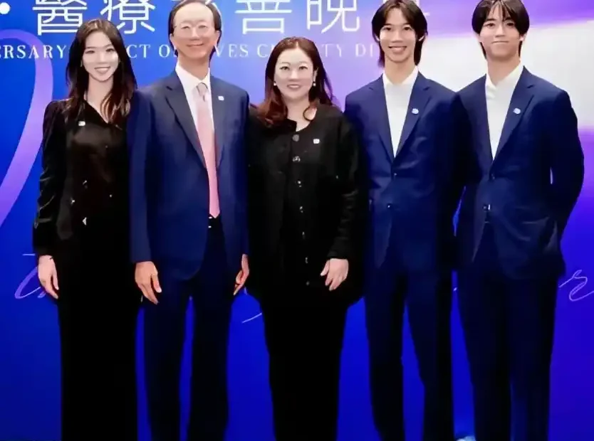 伏明霞梁锦松仨孩子现状