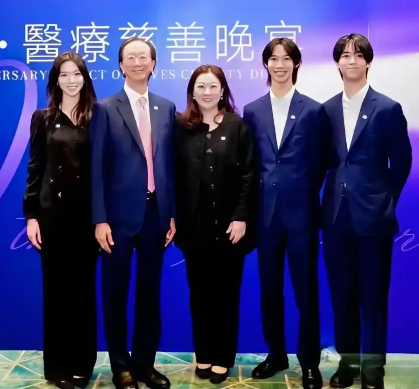 伏明霞梁锦松仨孩子现状