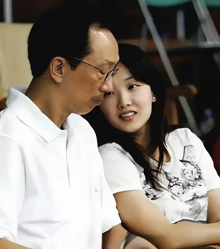 伏明霞与年长二十六岁的梁锦松相恋