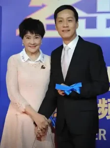 63岁冯远征无子女，当年丁克反悔如今悔不当初？