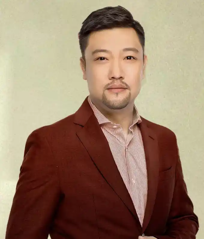 贾冰和多年老友相聚