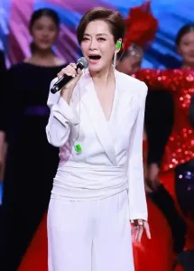Jin Weiling, once a hit singer, now works as a nanny after a career slump