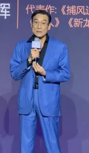 68岁梁家辉百花奖假摔玩梗，获奖名单藏着老戏骨惊喜