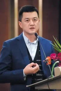 民宿老板李亚鹏拿比亚迪代言费，熬过低谷“好人有好豹”