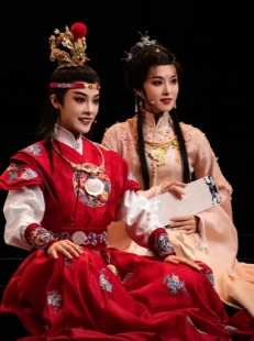 君霄舞台并肩
