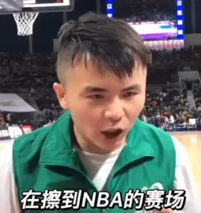 擦地哥孟飞自掏八万擦地，逆袭年薪二十万太励志