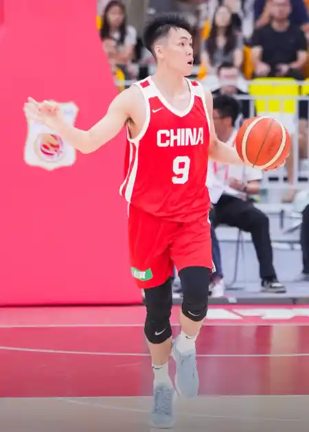 男篮与乌拉圭队的热身赛