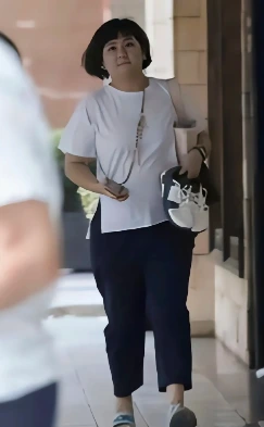 44岁Selina胖成大妈