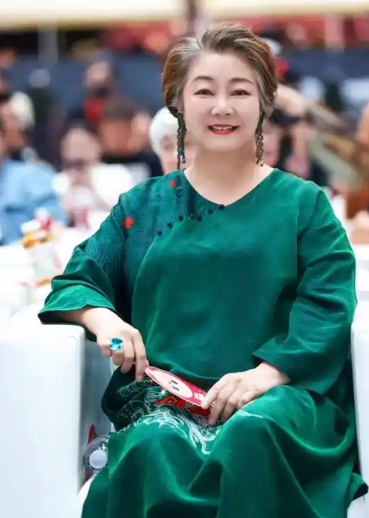 萨日娜百花奖领奖台的率真发言走红
