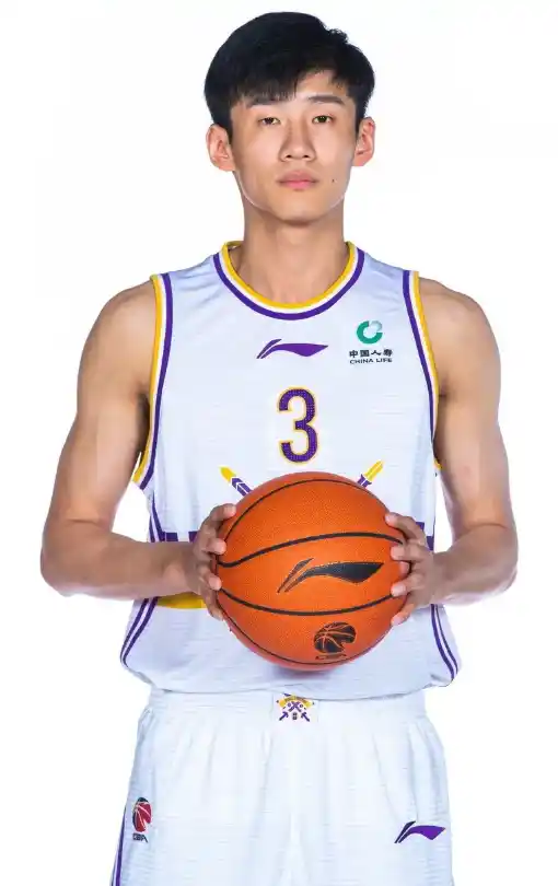 王俊杰出色的突破冲击力与传球视野