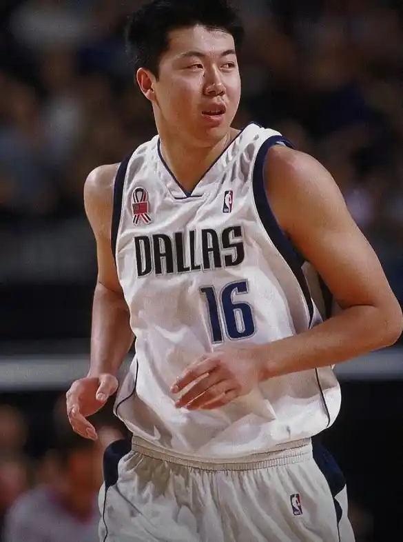 王治郅第一个登陆NBA的中国内线