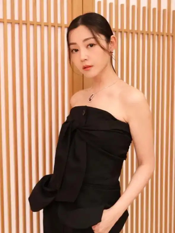 38届百花奖领奖台上的女人卫诗雅
