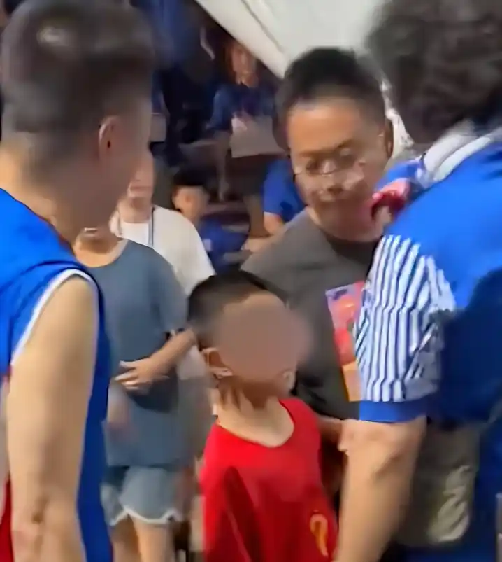 三名壮汉围攻穿武磊球衣孩童