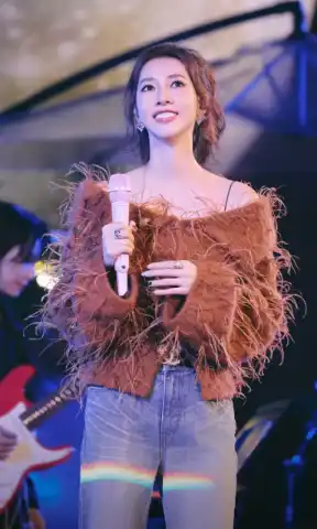 四十岁的弦子近期现身海外