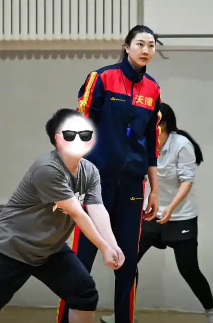 袁心玥成为一名高校体育教师