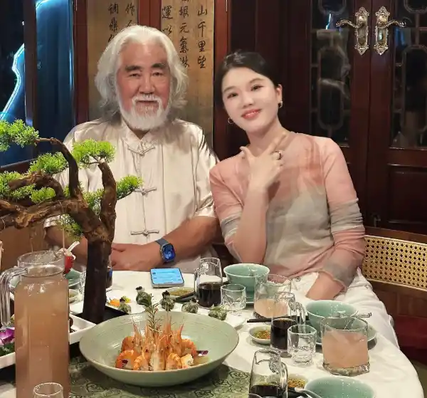 44岁的杜星霖对着镜头