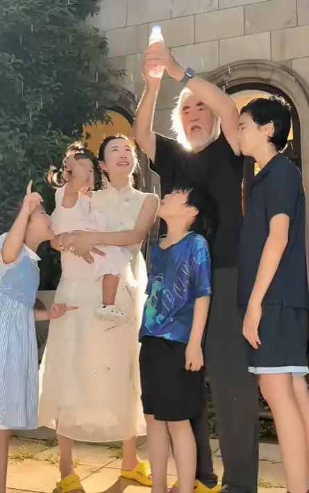 张纪中家中已有四个孩子