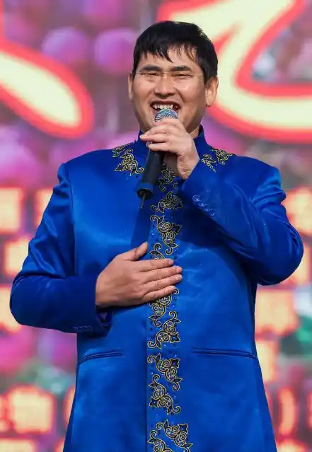 大衣哥朱之文身家过亿