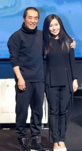 不靠爹的张艺谋女儿，活成了星二代最该有的样子