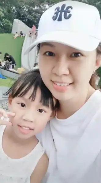 43岁卓依婷隐婚生女