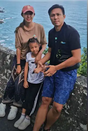 43岁卓依婷晒出全家照