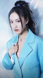 才女陈粒遭当众搂抱，为啥反倒劝大家别较真？