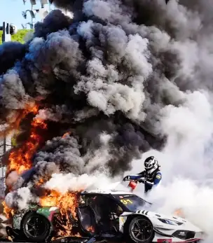 上海GT赛突发撞车起火事故