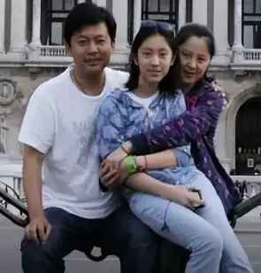 何政军妻子女儿一家三口