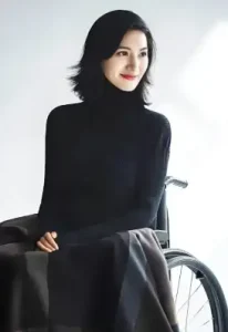 Hunan TV’s Liang Yi: Paralyzed 20 Years, Becomes 1st Female Wheelchair Anchor