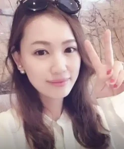 马蓉花光五千万澳元欠债两百万，如今在超市做理货员