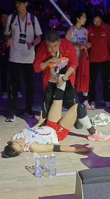 中国女排核心攻手抽筋