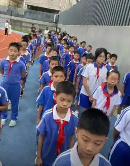深圳校服引发全网共鸣