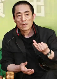 身价40亿张艺谋接修车弟弟去享福，被怼赶二路汽车