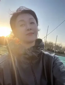傅艺伟30岁独子离世：她腰背垮着站在骨灰台前，唯一念想没了