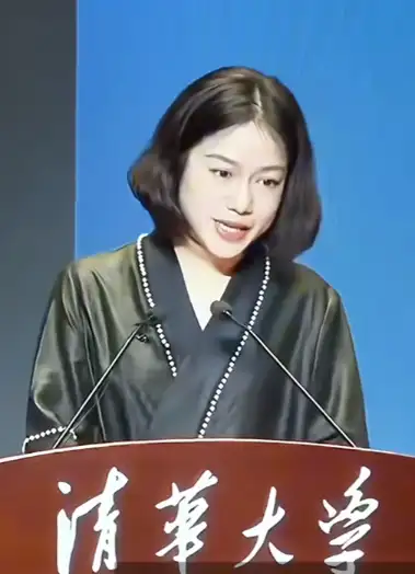 Weng Fan Makes Her First Public Appearance at a Tsinghua Event