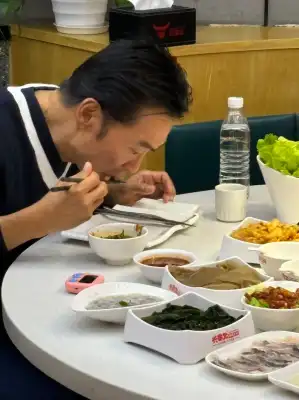 郑浩南吃大排档